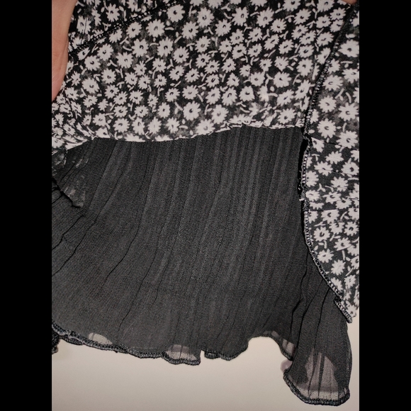 Black Floral Frilled Shirt (INTERNATIONAL)🤍🖤 - Picture 5 of 10